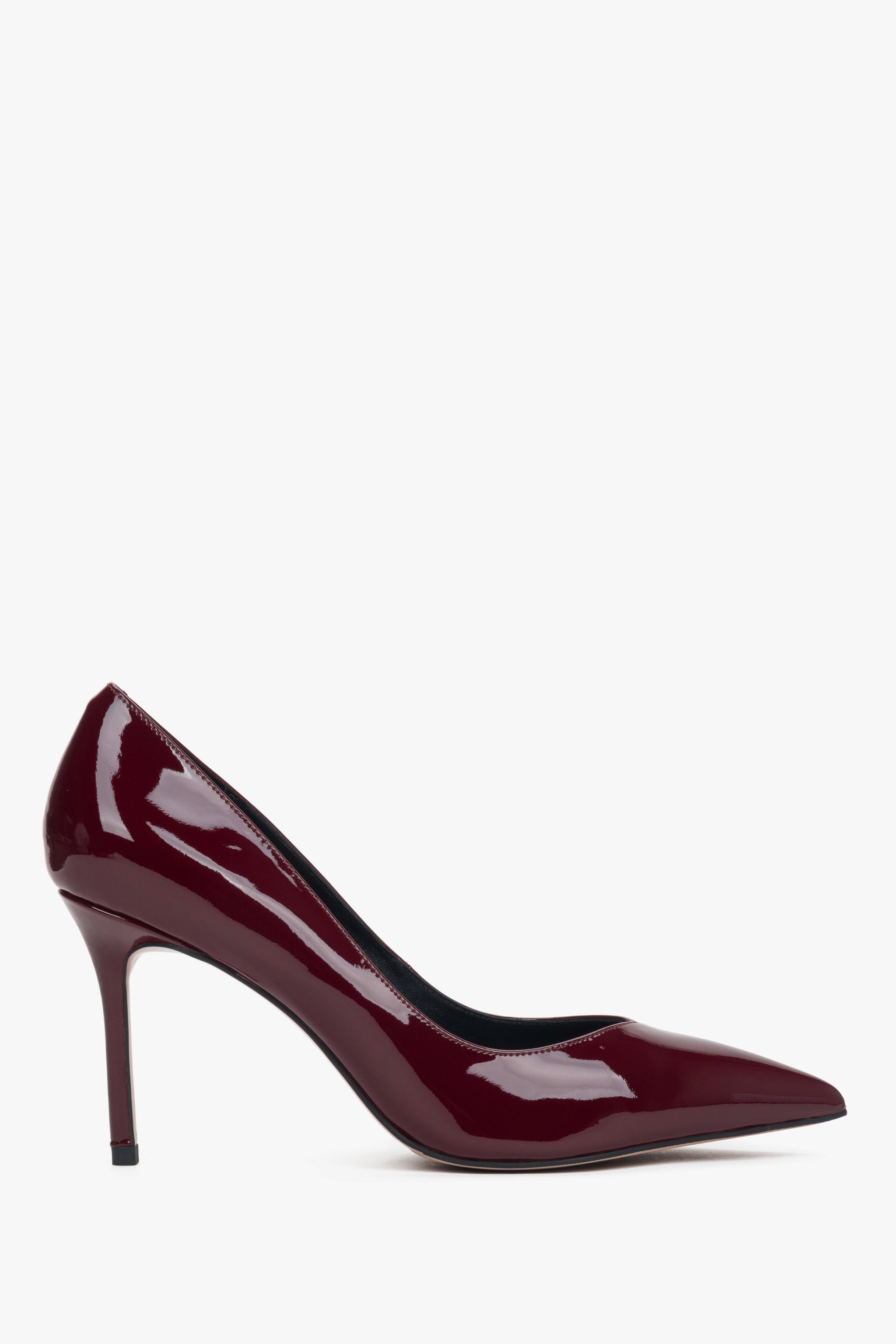 Bordowe buty damskie na wysokim obcasie z lakierowanej skóry naturalnej.