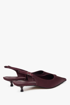 Na niskim obcasie, bordowe czółenka damskie z odkrytą piętą typu slingback Estro.