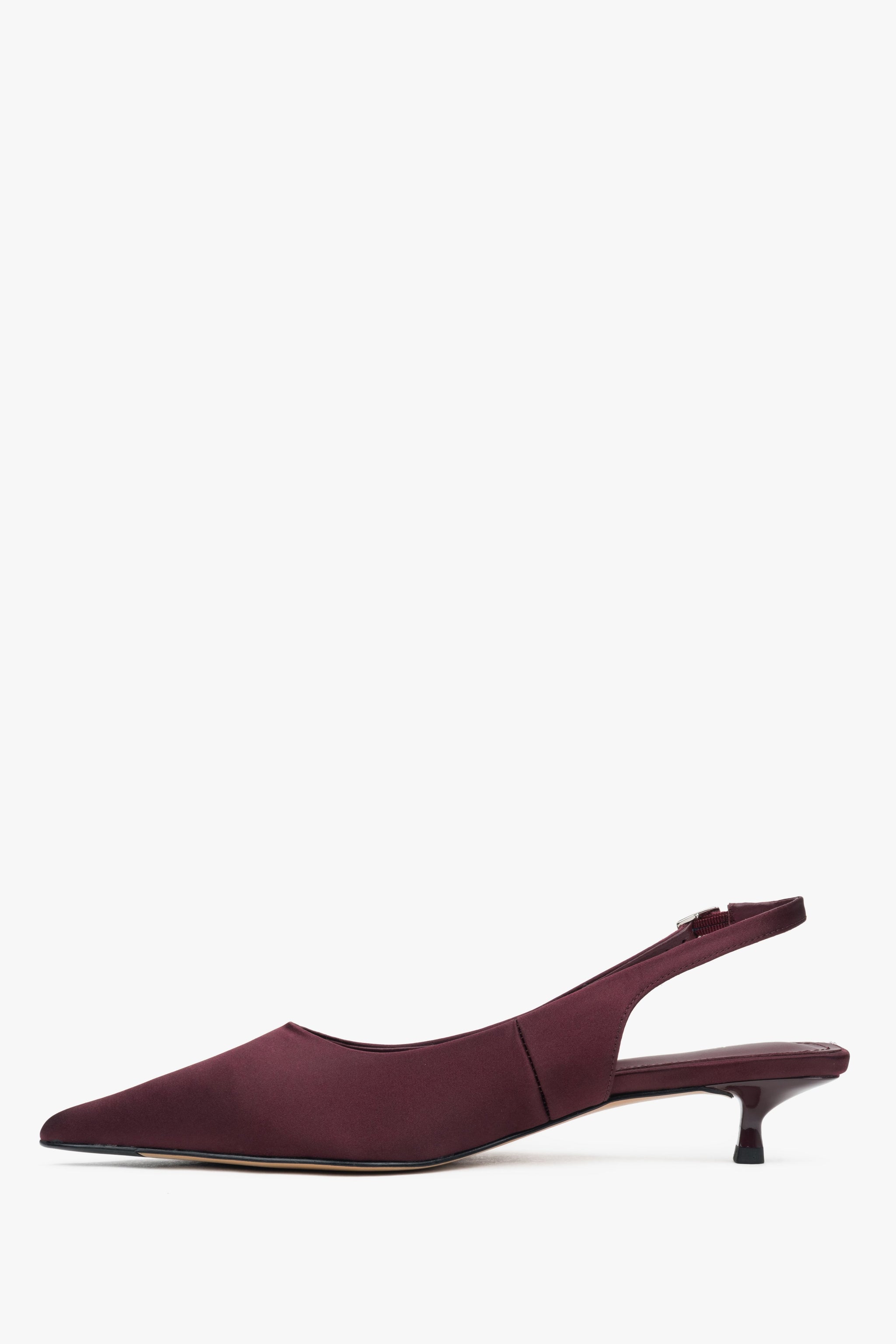 Bordowe czółenka damskie Estro, z odkrytą piętą, typu slingback, na niskim obcasie.