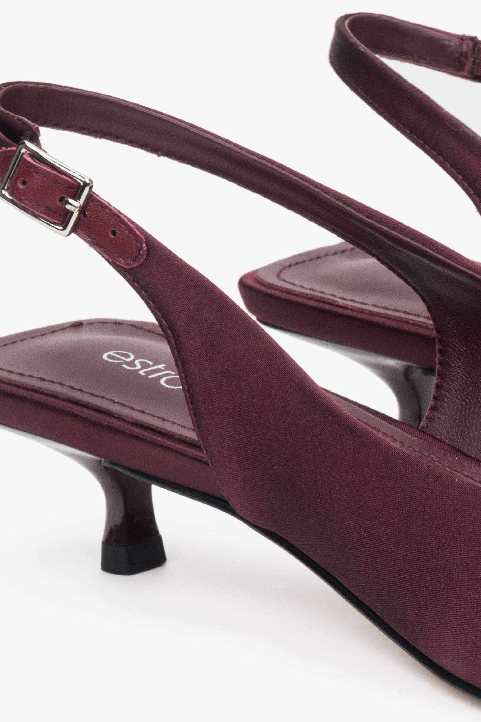 Bordowe czółenka damskie z odkrytą piętą typu slingback Estro.