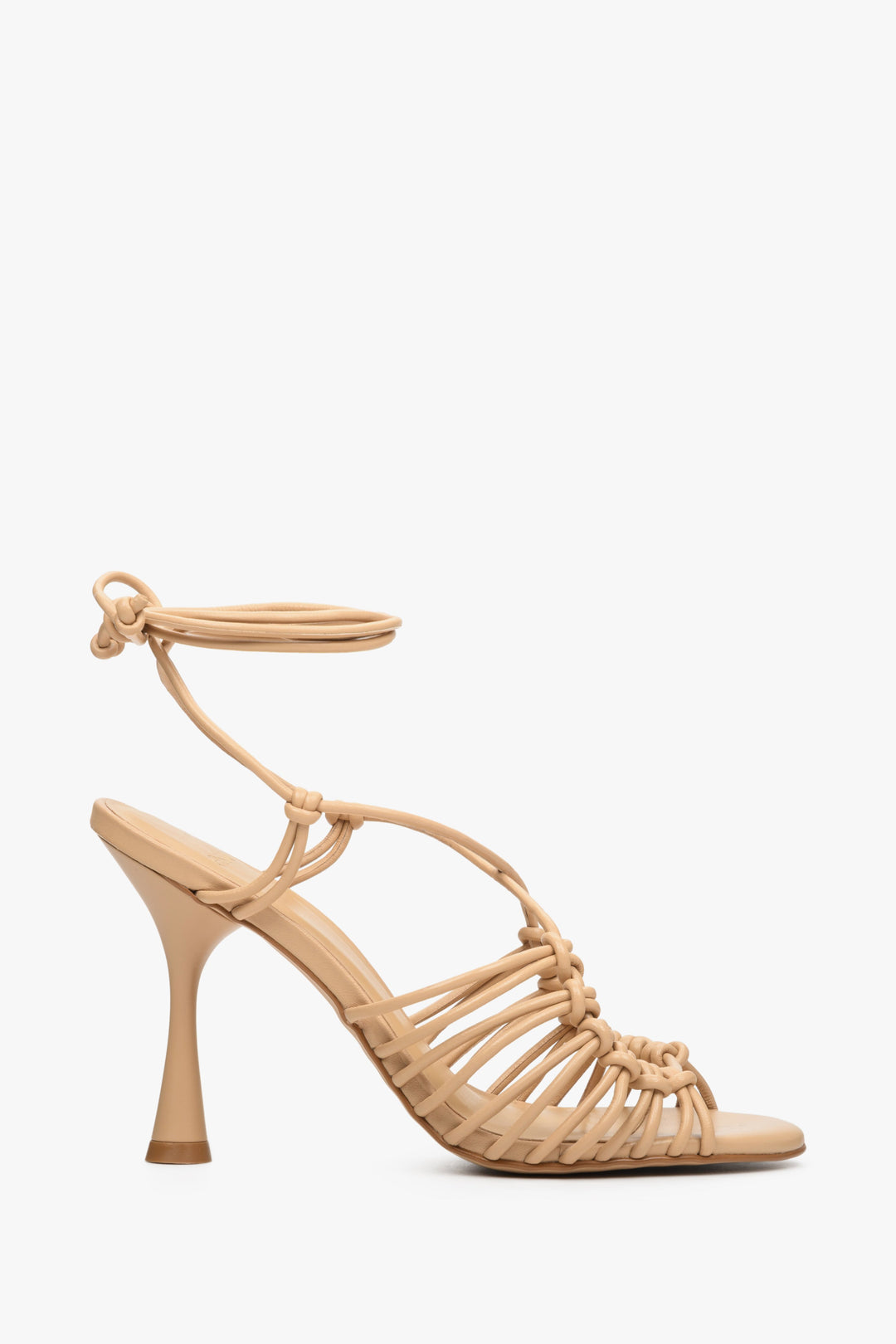 Beżowe wiązane sandały damskie na obcasie kielichowym Estro - profil buta.