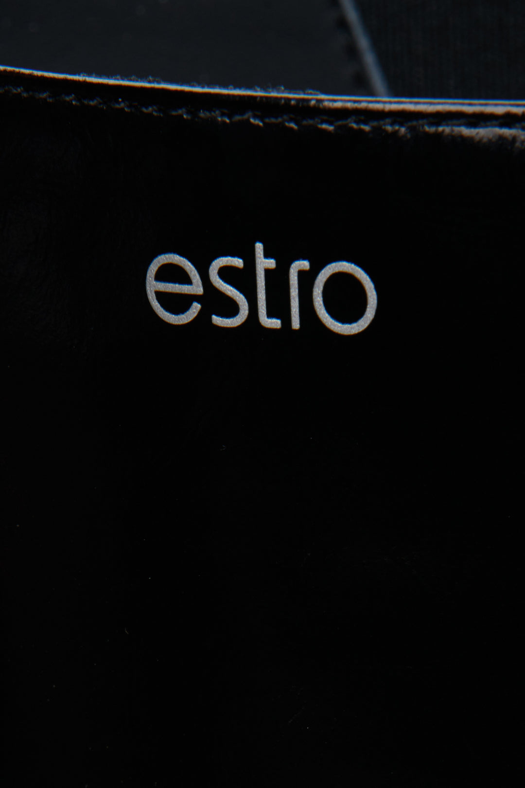 Skórzane kozaki damskie Estro w kolorze czarnym - zbliżenie na detal.