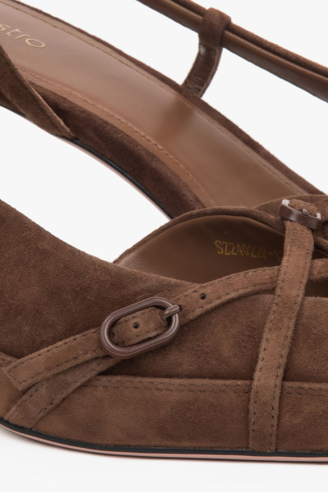 Brązowe welurowe czółenka typu slingback na niskim obcasie od Estro, zbliżenie na detale.