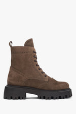 Brązowe botki damskie z włoskiego weluru naturalnego ze sznurowaniem Estro ER00118215.