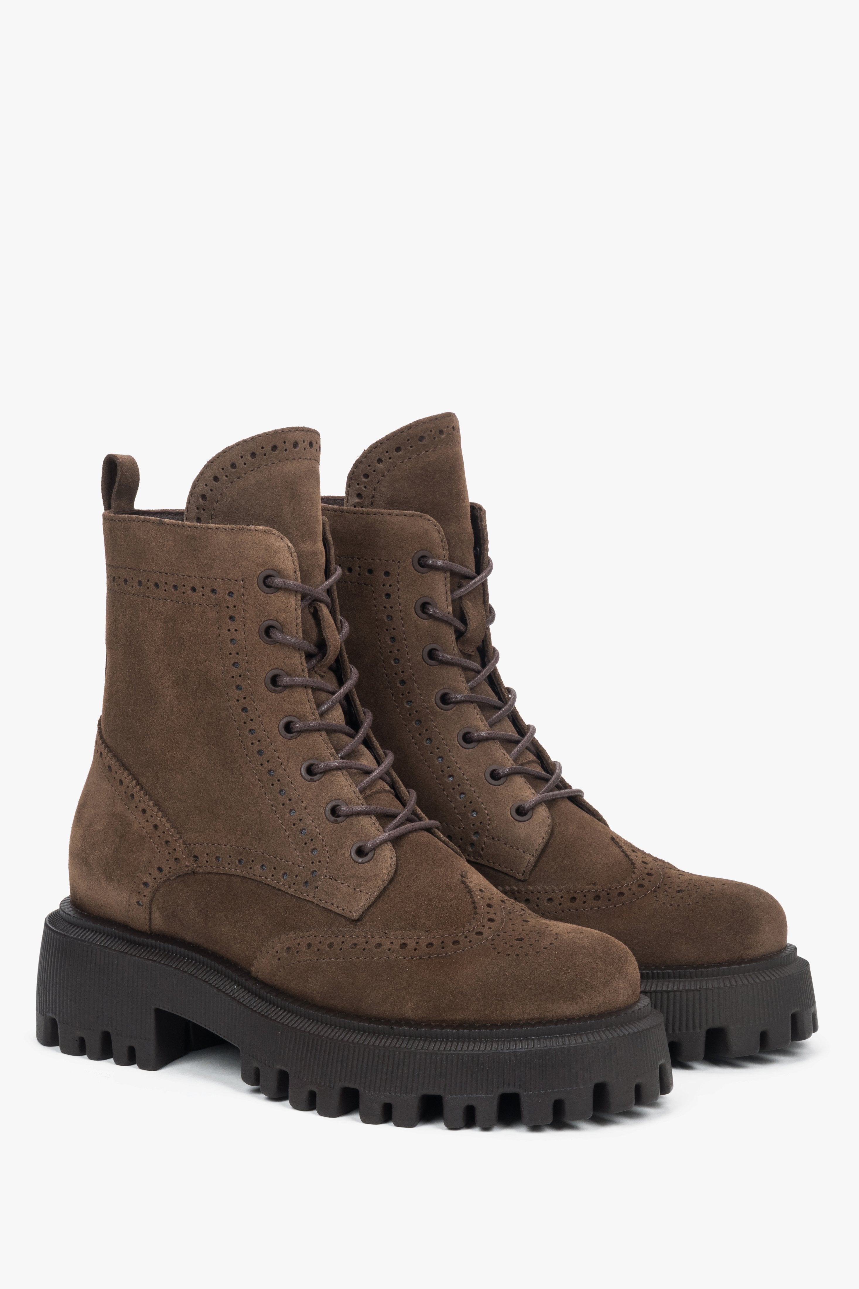 Brązowe workery z włoskiego weluru, na masywnej podeszwie, z flanelową wyściółką. Model ER00118215.