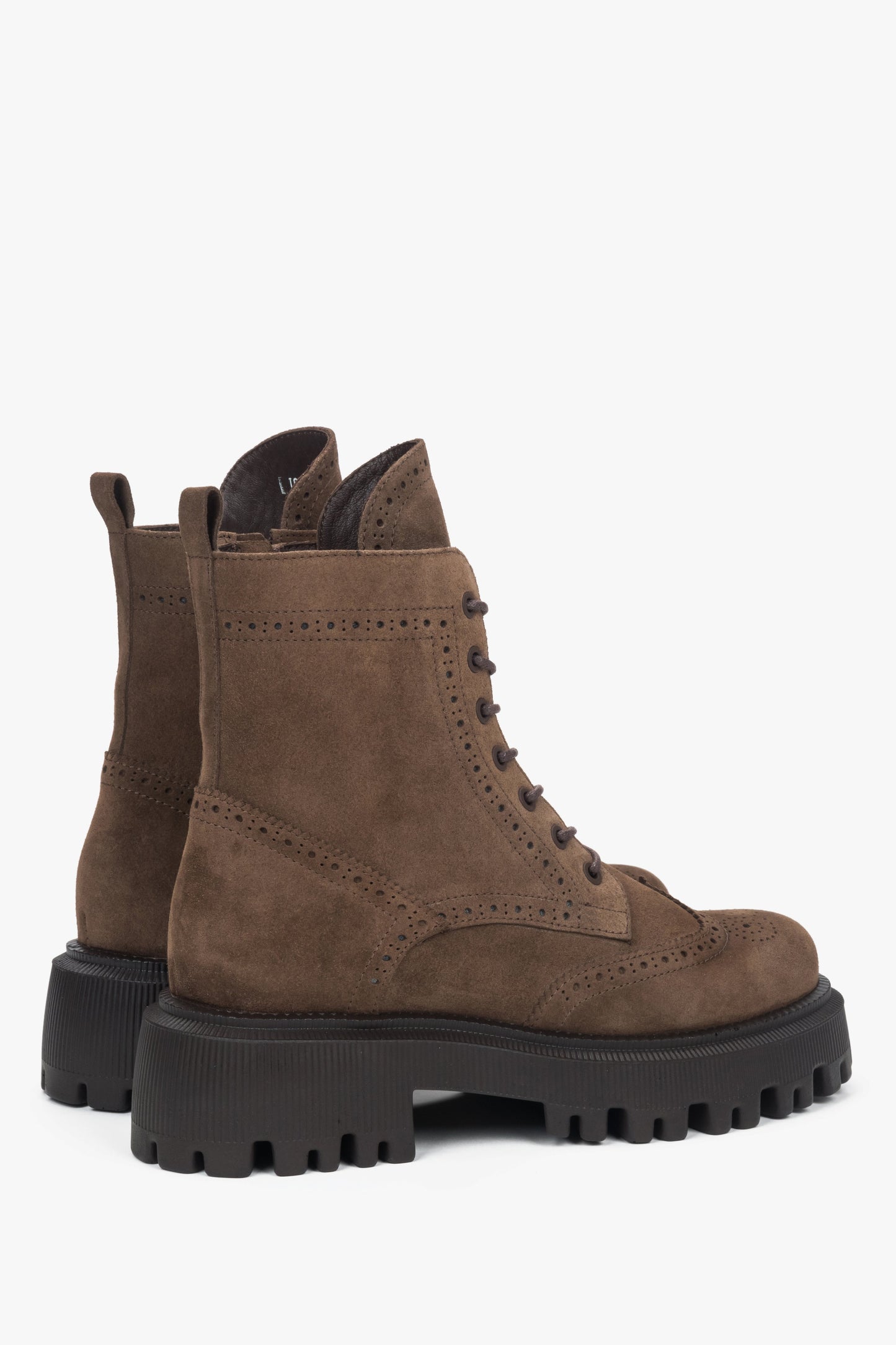 Brązowe botki-workery z naturalnego weluru, na wyrazistej podeszwie, z flanelowym środkiem.