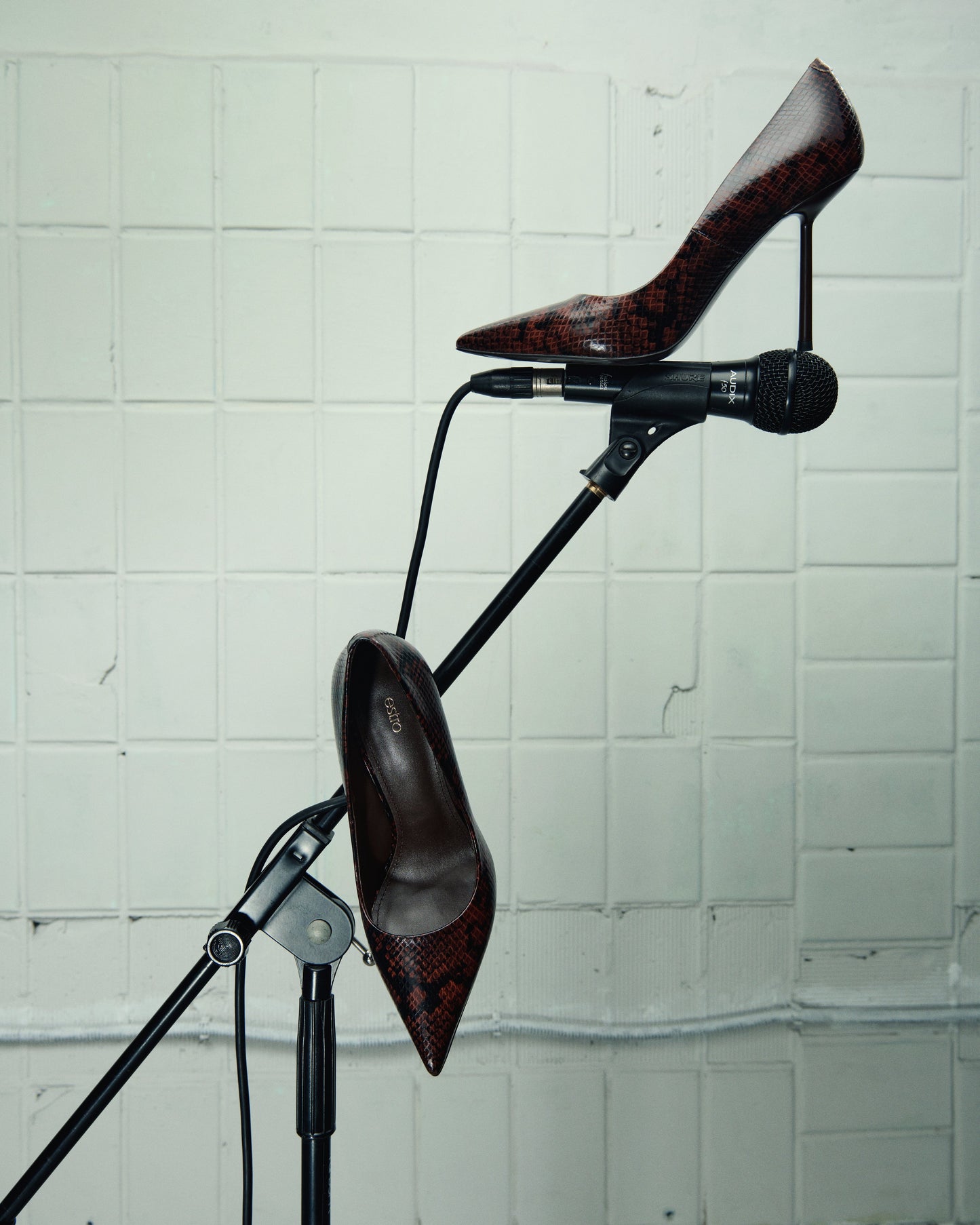 Brązowe buty wysokim obcasie ze wzorem z imitacji wężowej skóry Estro.