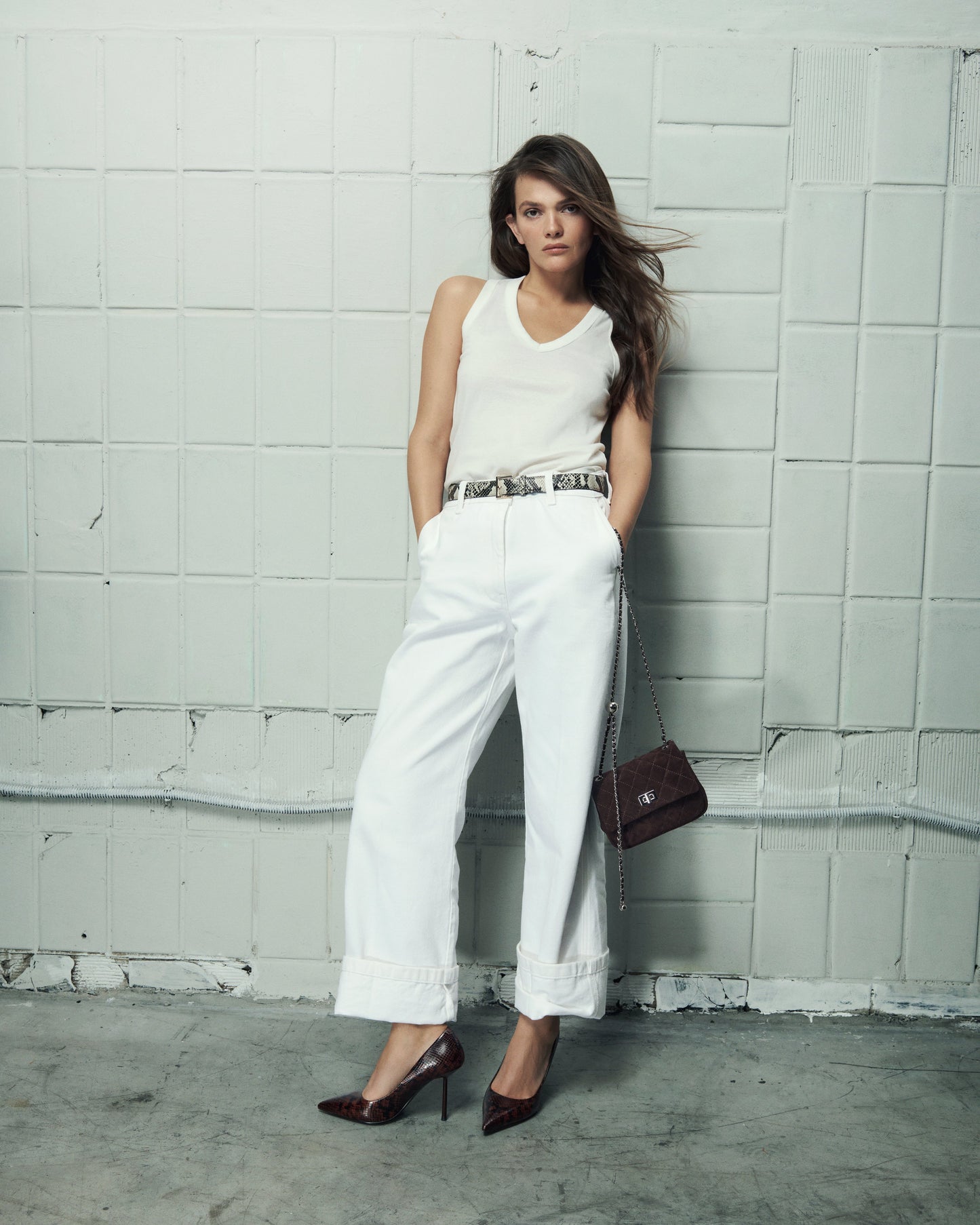 Brązowe buty Estro na wysokim obcasie, ze wzorem z imitacji wężowej skóry.