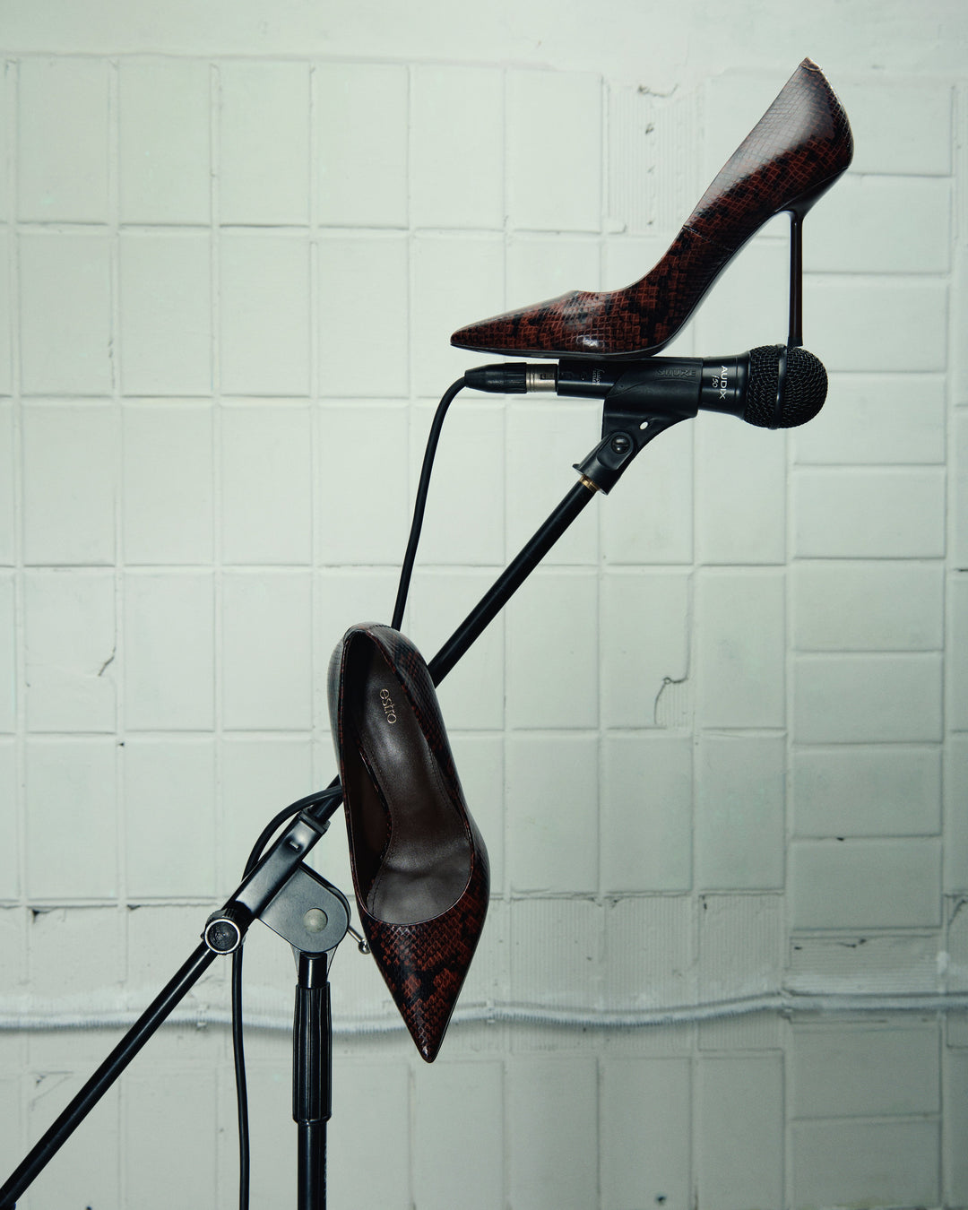 Brązowe buty wysokim obcasie ze wzorem z imitacji wężowej skóry Estro.