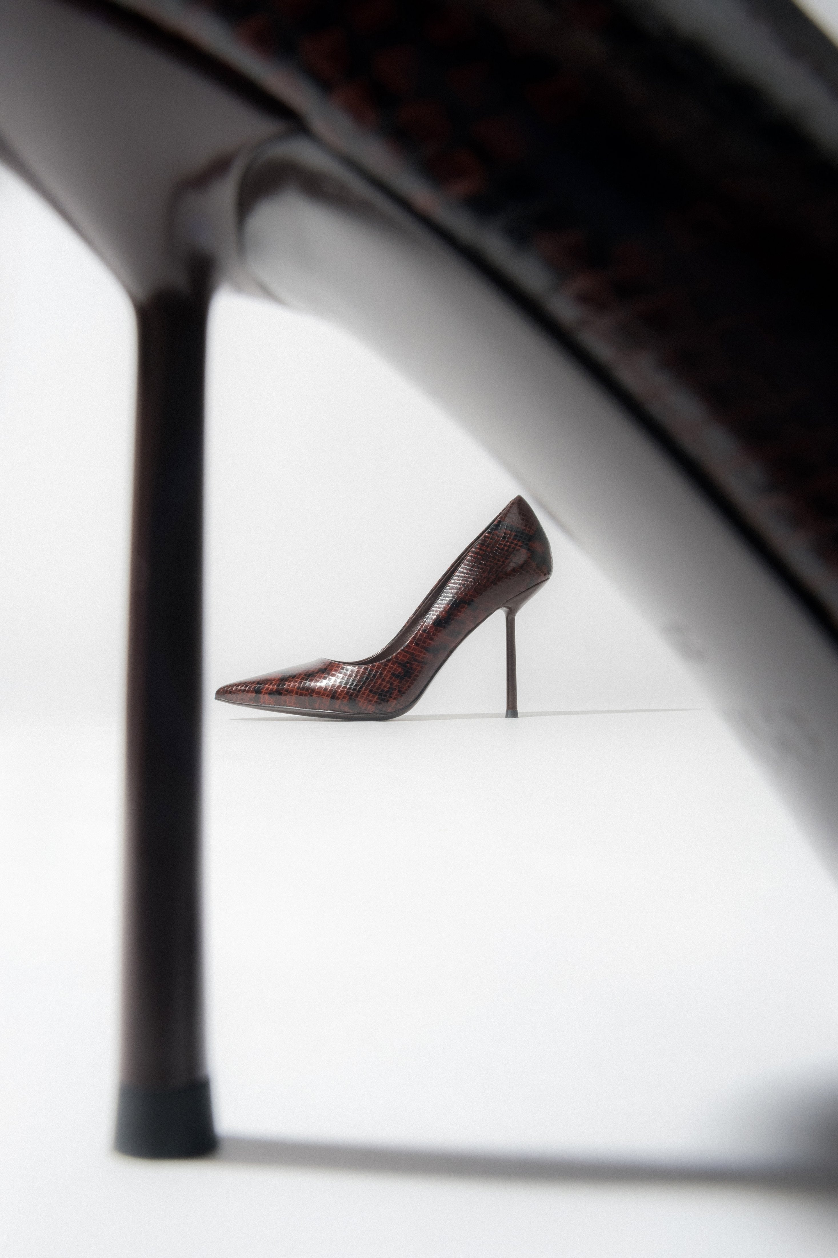 Buty na wysokim obcasie, brązowe.