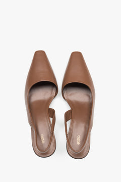 Eleganckie brązowe czółenka damskie na niskim obcasie typu slingback wykonane z miękkiego weluru naturalnego przez Estro.​