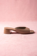 Brązowe klapki damskie ze skóry naturalnej na niskim obcasie Estro ER00116910.