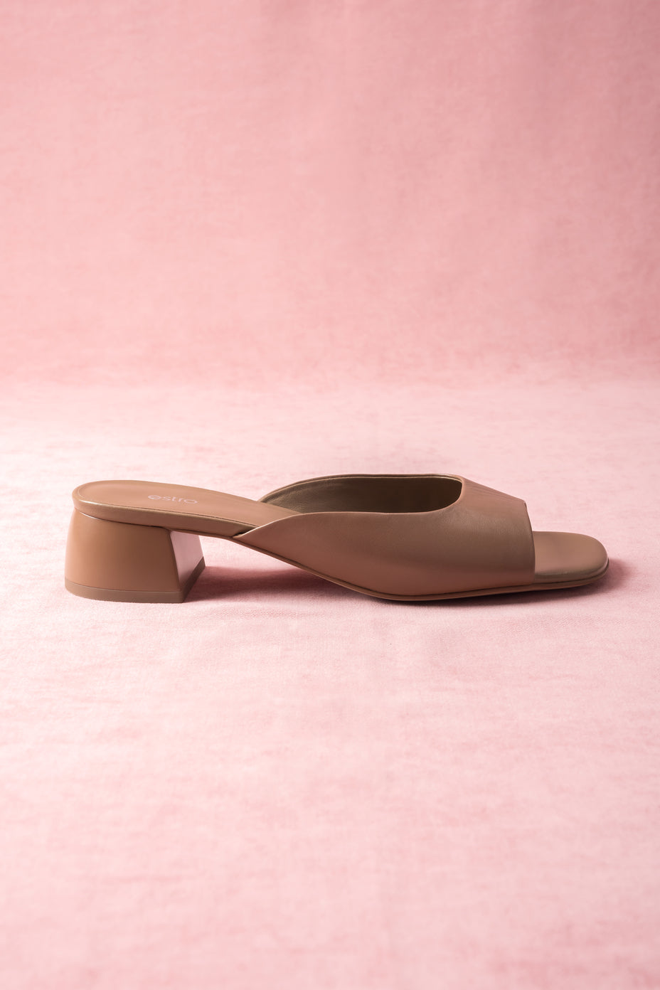 Brązowe klapki damskie ze skóry naturalnej na niskim obcasie Estro ER00116910.