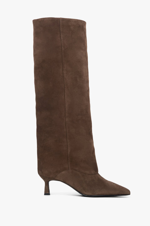 Damskie brązowe kozaki z weluru naturalnego na niskim obcasie kielichowym.