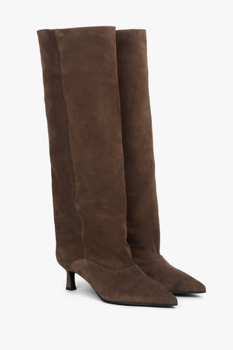 Kozaki damskie z weluru naturalnego, brązowe, na niskim obcasie kielichowym.