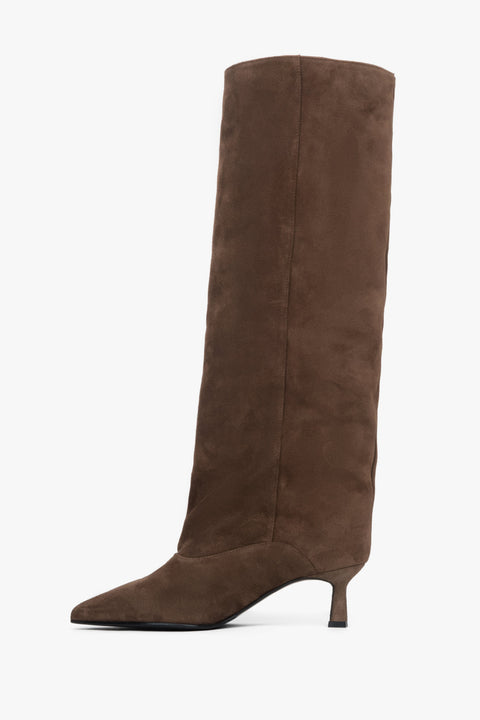 Brązowe kozaki damskie na niskim obcasie kielichowym, z weluru naturalnego.