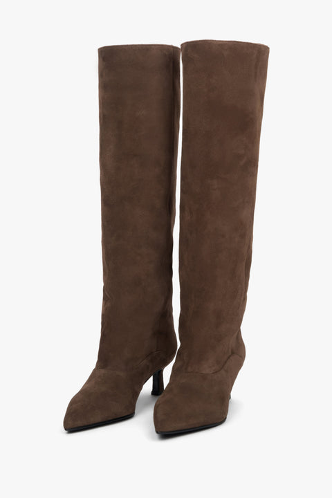 Kozaki damskie z weluru naturalnego, brązowe, na niskim obcasie kielichowym.