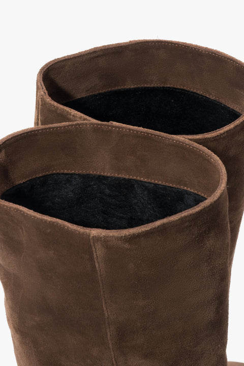 Brązowe kozaki damskie na niskim obcasie kielichowym, z weluru naturalnego.