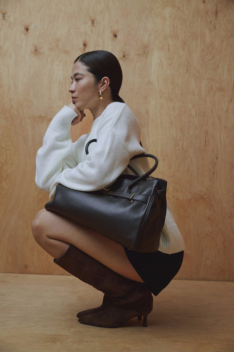 Z weluru naturalnego, brązowe kozaki damskie na niskim obcasie kielichowym.