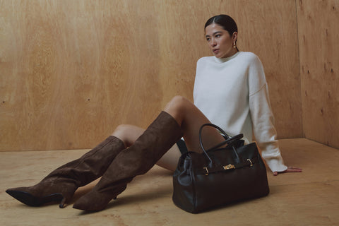 Damskie brązowe kozaki z weluru naturalnego na niskim obcasie kielichowym.