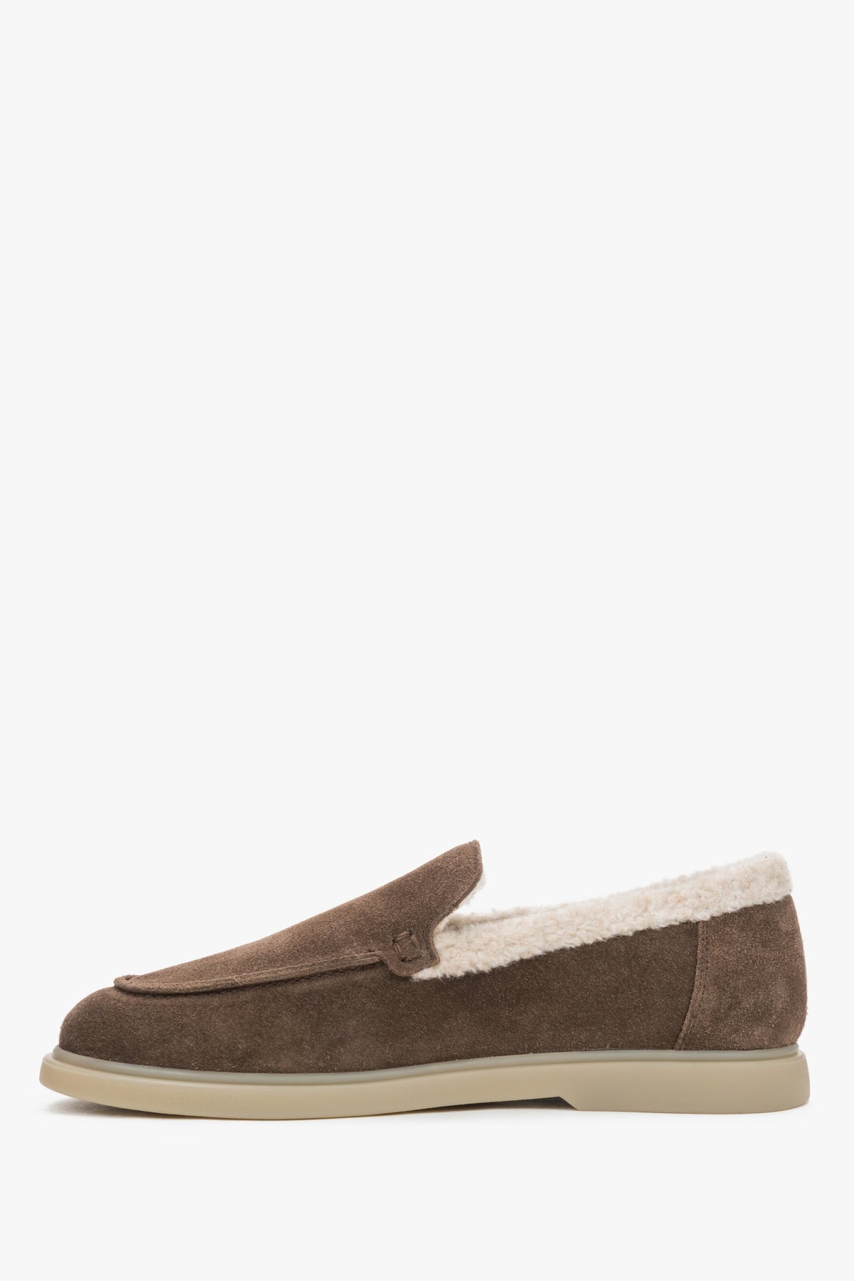 Eleganckie brązowe loafersy damskie Estro ocieplane futrem, wykonane z włoskiego weluru.
