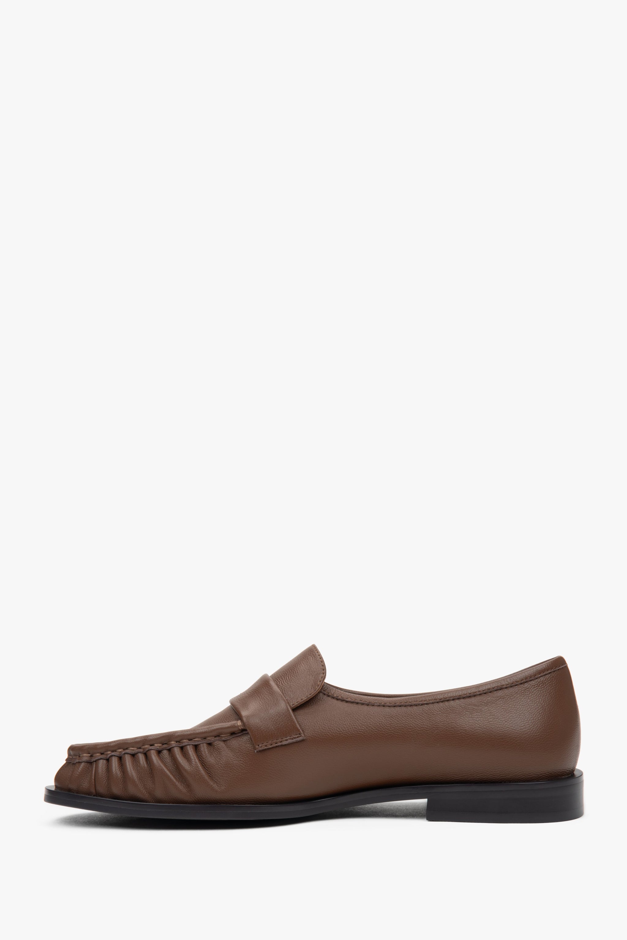 Stylowe brązowe loafersy damskie Estro, uszyte z wysokiej jakości skóry naturalnej.