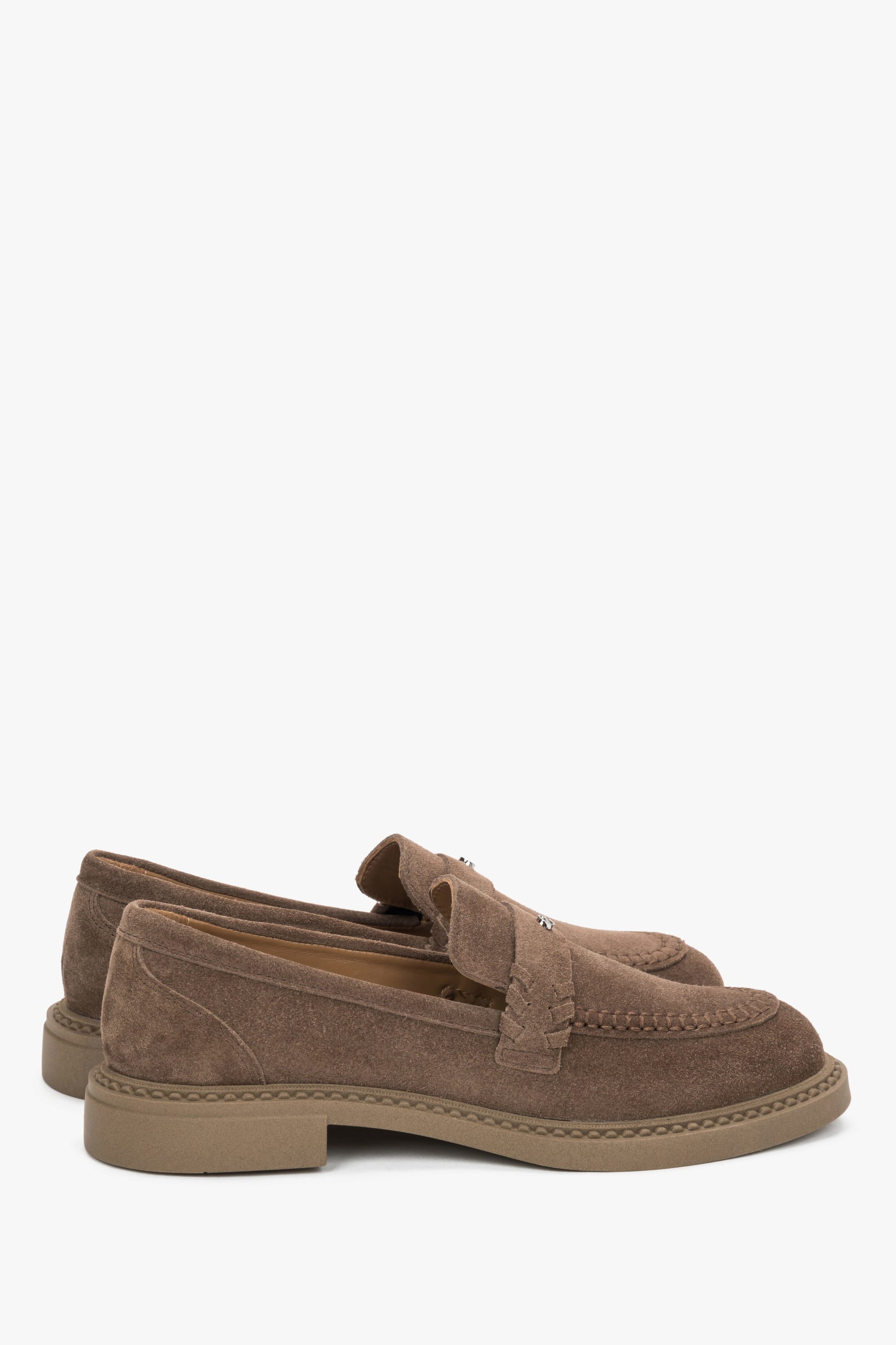 Klasyczne brązowe loafersy damskie typu Penny z miękkiej skóry welurowej.
