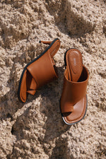 Brązowe skórzane klapki damskie na szpilce z pierścieniem na palec Estro ER00117186.