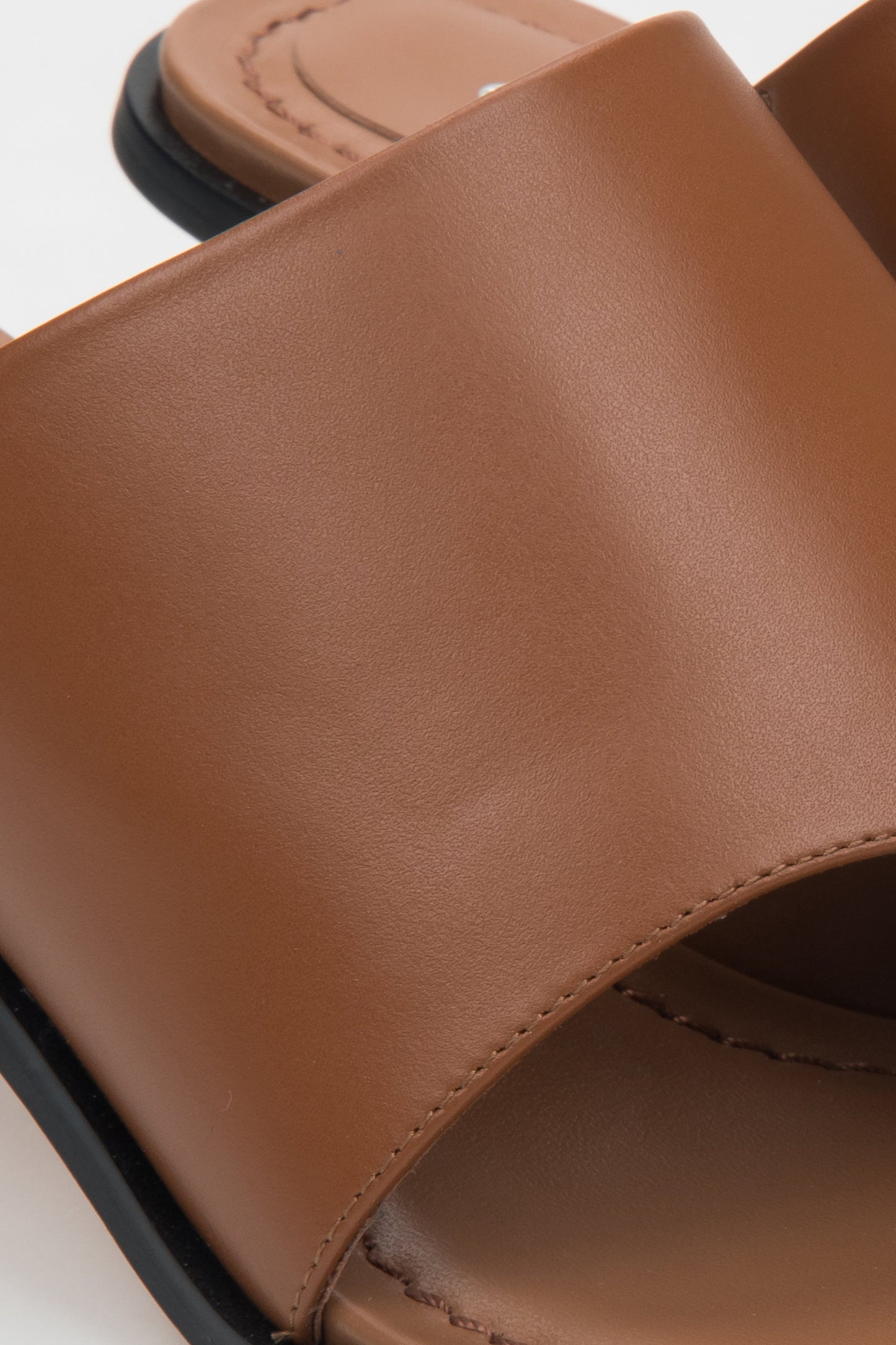 Brązowe skórzane klapki na szpilce z pierścieniem na palec Estro - detale.