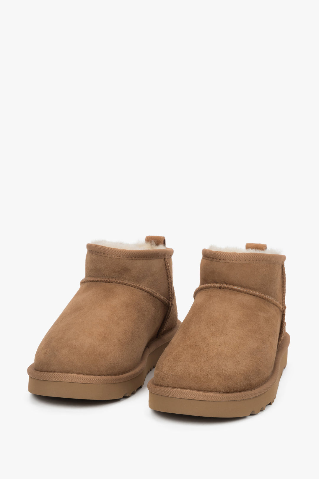 Damskie śniegowce Estro wykonane z brązowego weluru naturalnego, ocieplone puszystym futerkiem.