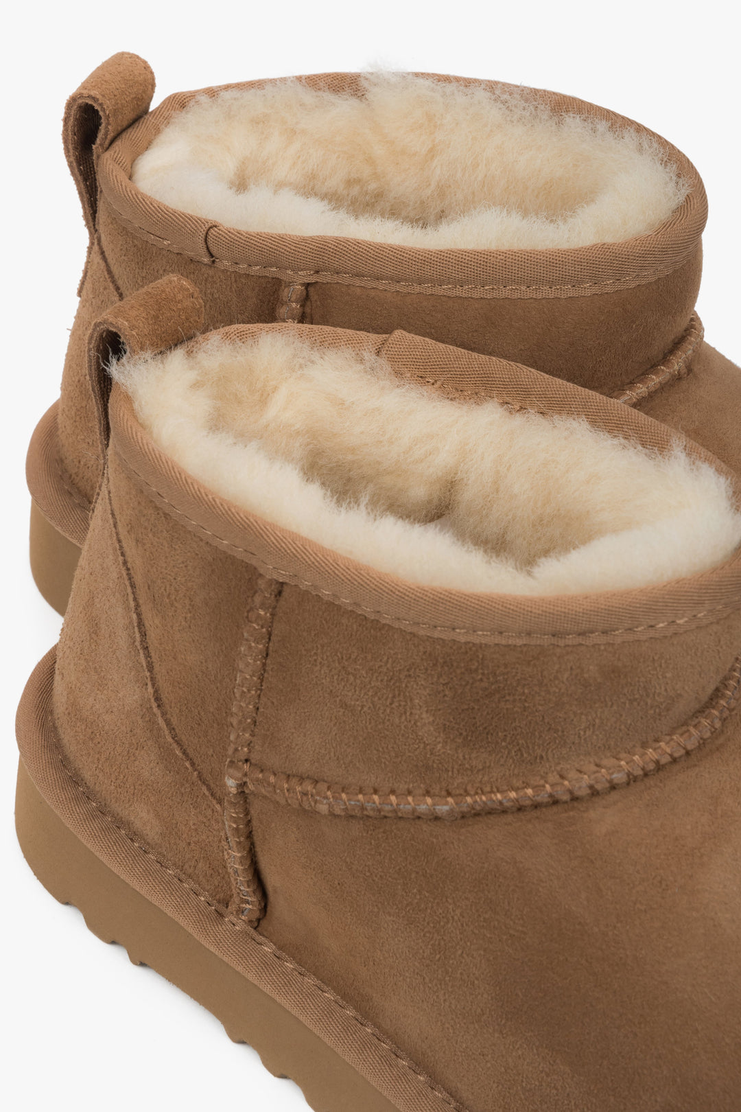 Damskie śniegowce Estro z brązowego weluru naturalnego z ciepłym, futrzanym ociepleniem.