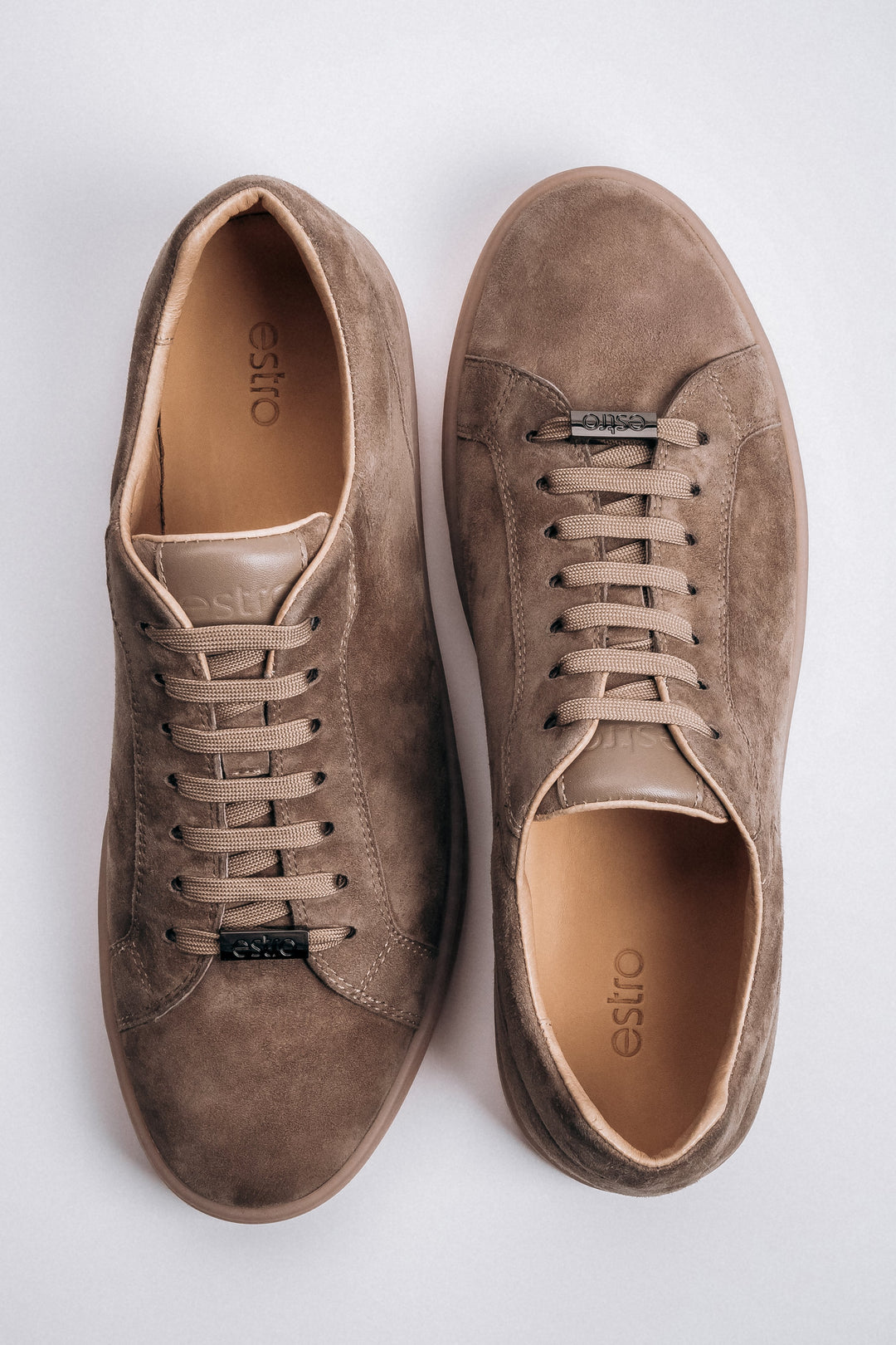 Brązowe trampki męskie z weluru naturalnego na miękkiej podeszwie Estro ER00119192.