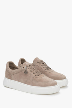 Stylowe brązowe sneakersy damskie Estro, wykonane z miękkiego weluru i osadzone na elastycznej, zapewniającej komfort podeszwie. 