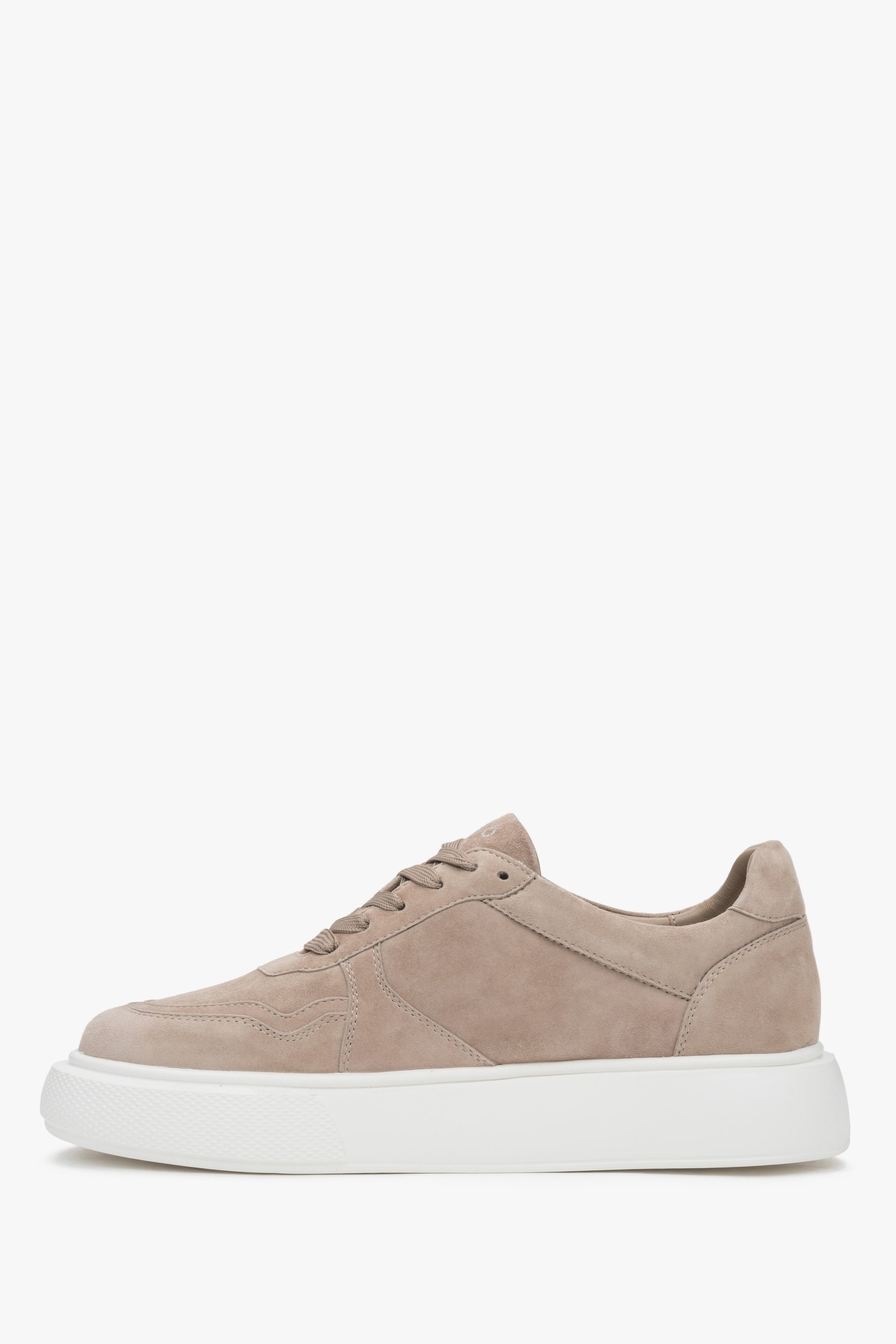 Komfortowe brązowe sneakersy damskie Estro, uszyte z przyjemnego weluru i wyposażone w elastyczną podeszwę.