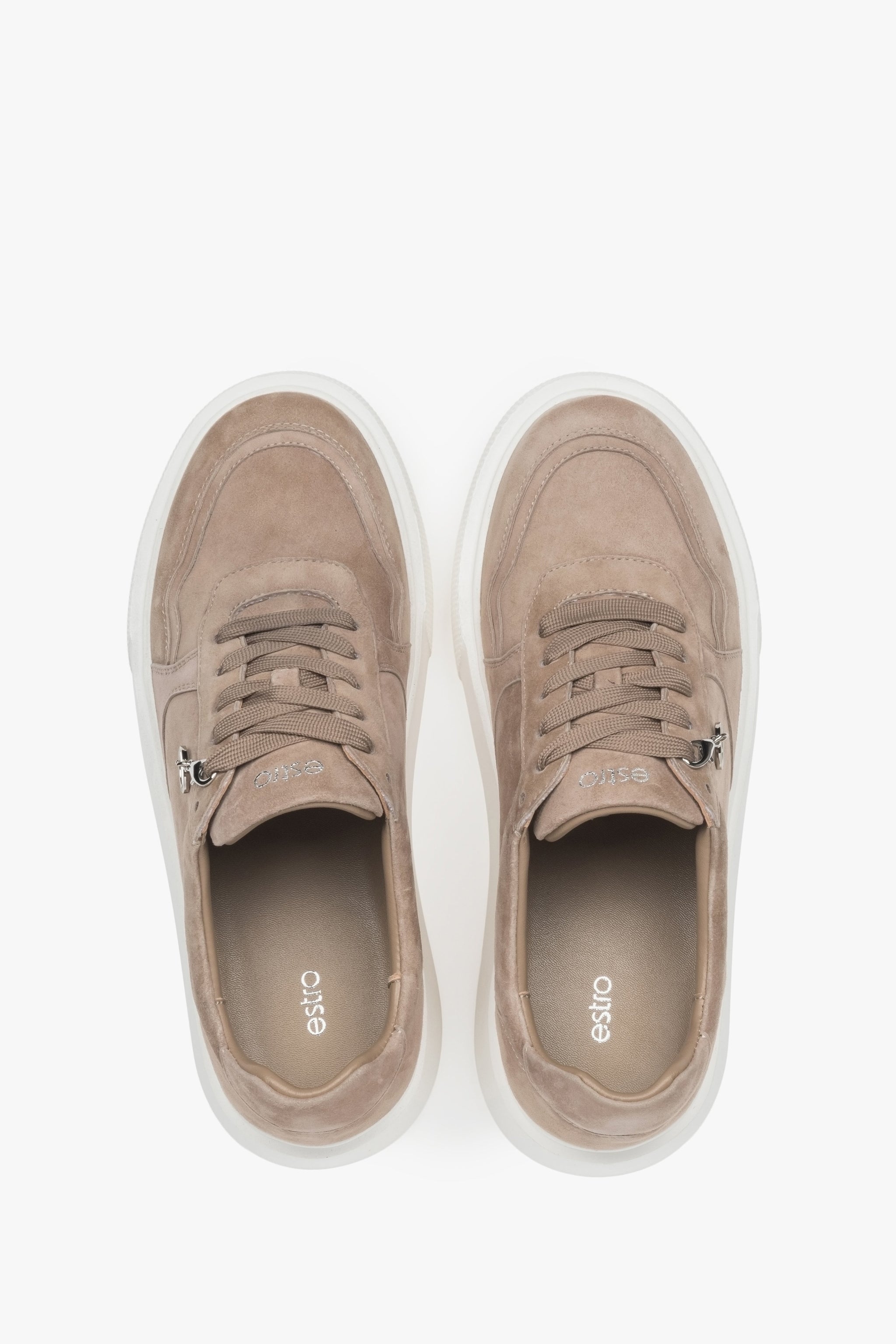 Lekkie brązowe sneakersy damskie Estro z weluru, z elastyczną podeszwą - połączenie miejskiego stylu i wygody w jednym obuwiu.