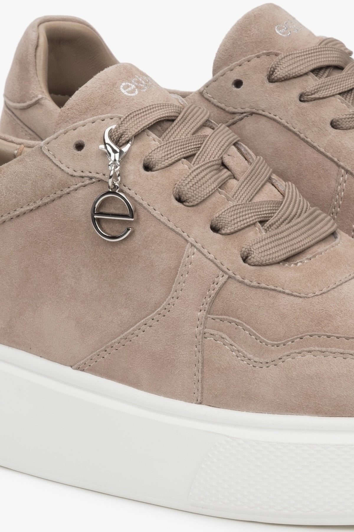 Brązowe welurowe sneakersy damskie od Estro z elastyczną podeszwą – kwintesencja swobodnego stylu i komfortu na co dzień.