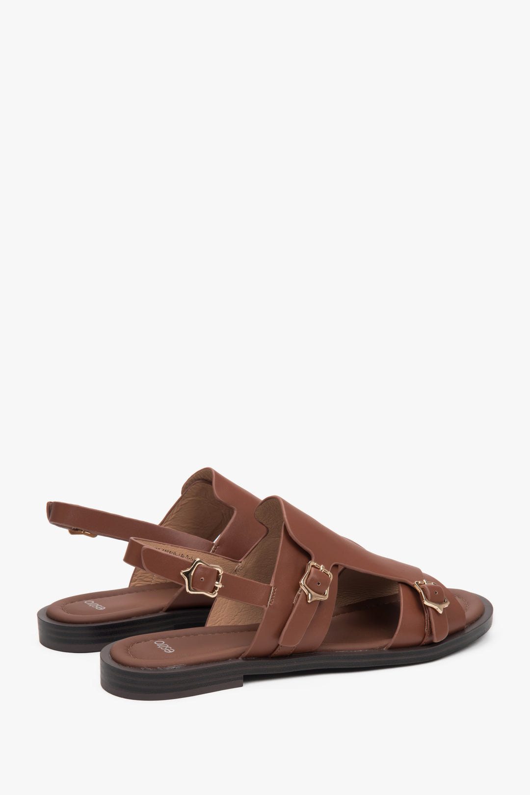 Ze skóry naturalnej, brązowe zabudowane sandały damskie na płaskiej podeszwie Estro.