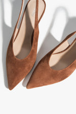 Brązowe welurowe czółenka typu slingback na niskim obcasie od Estro.