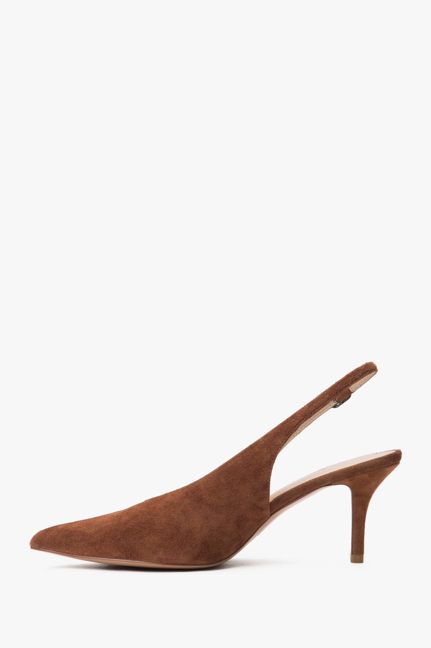 Eleganckie brązowe czółenka damskie Estro, wykonane z miękkiego weluru, o fasonie slingback i na wygodnym, niskim obcasie.