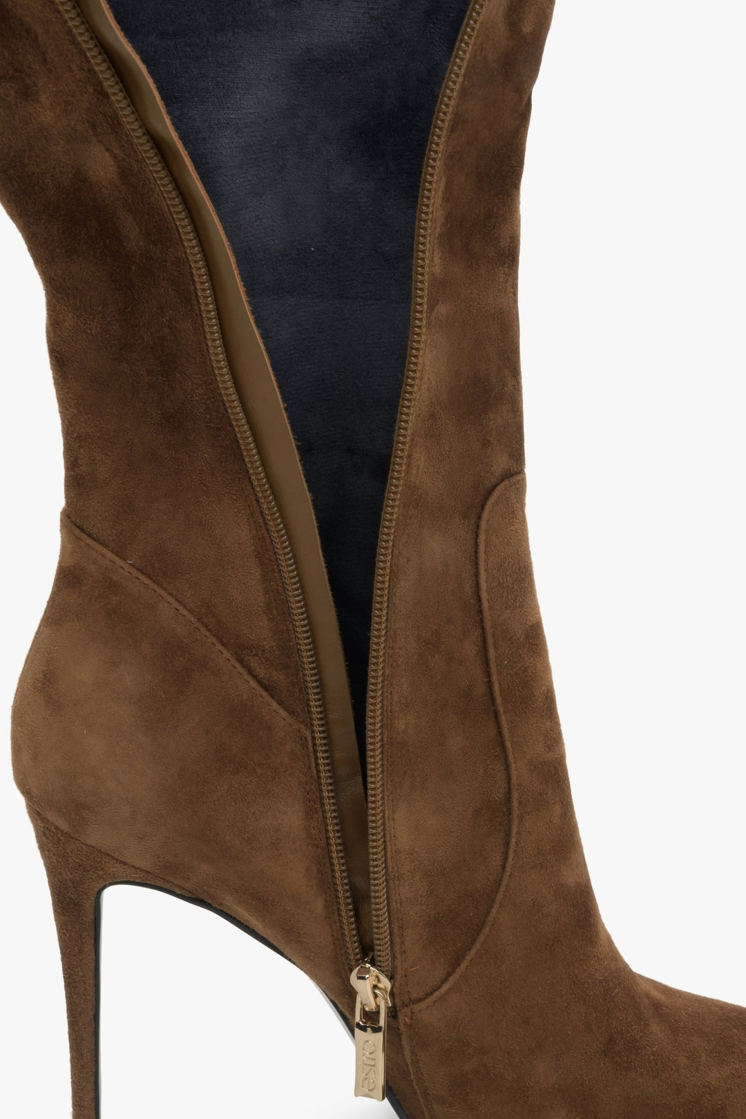 Wysokie kozaki damskie na szpilce z weluru naturalnego w kolorze brązowym Estro  - zbliżenie na wnętrze buta.