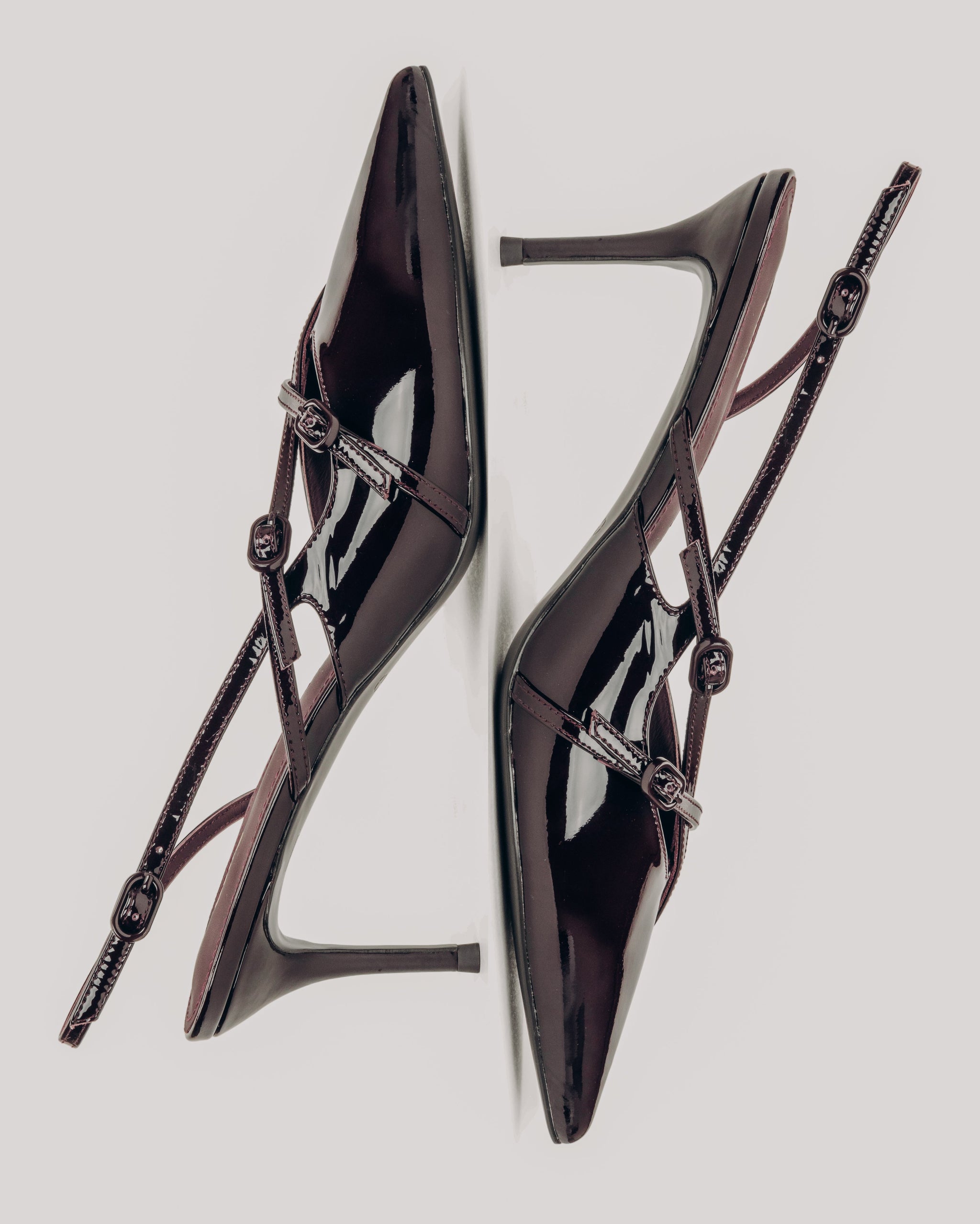 Burgundowe czółenka damskie typu slingback z lakierowanej skóry naturalnej Estro ER00119042.