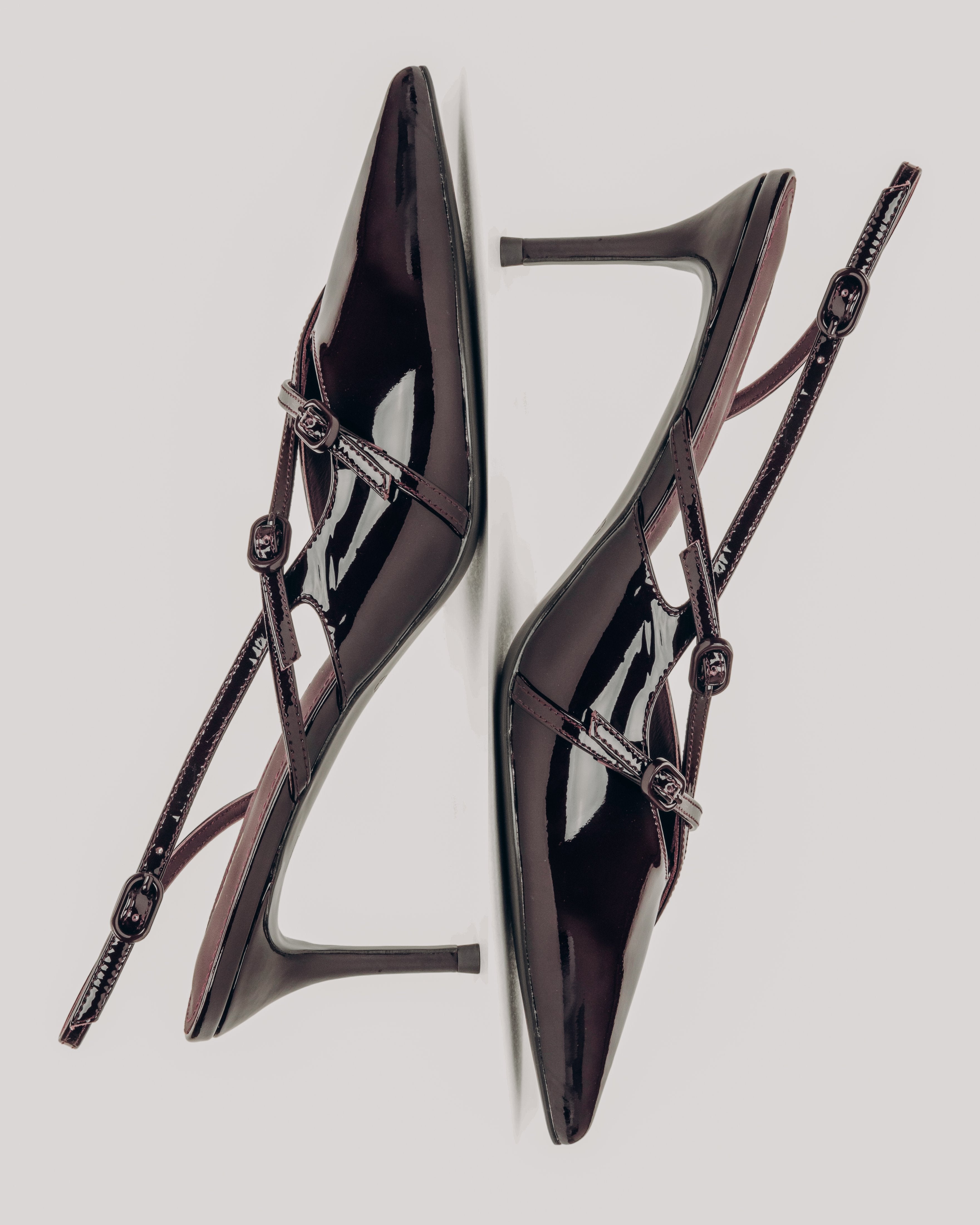 Burgundowe czółenka damskie typu slingback z lakierowanej skóry naturalnej Estro ER00119042.