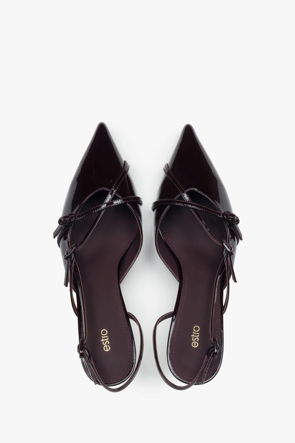 Zmysłowe wycięcie pięty i smukła sylwetka – fason typu slingback w najbardziej pożądanym kolorze sezonu.