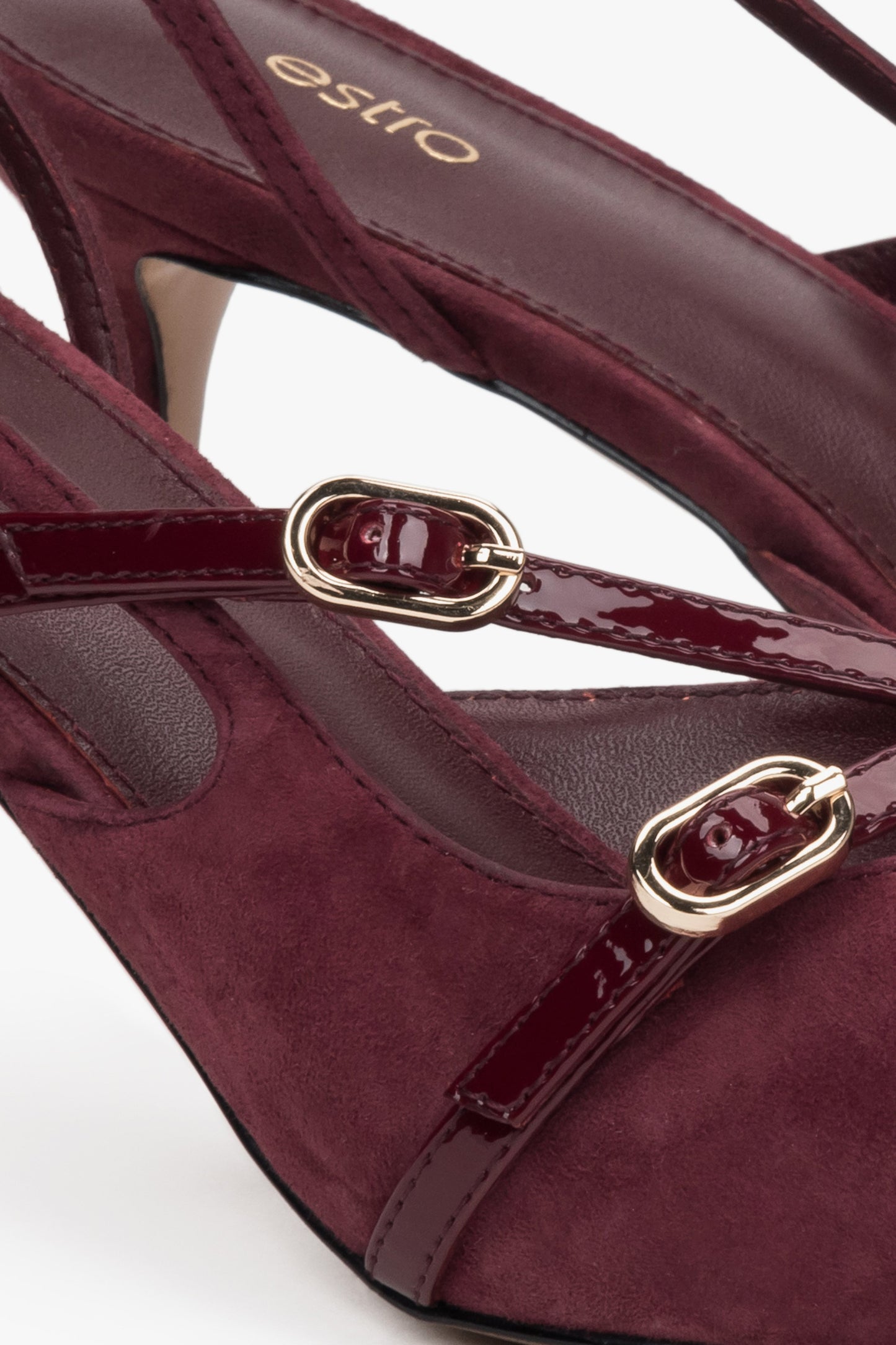 Burgundowe czółenka damskie typu slingback z miękkiego weluru od Estro - zbliżenie na detale.