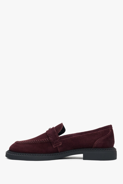 Loafersy damskie typu penny z burgundowego weluru naturalnego  -profil buta.