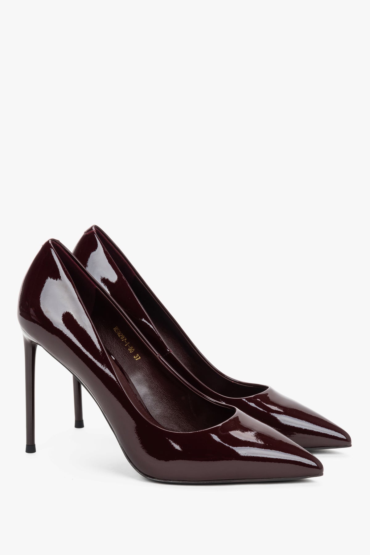 Eleganckie szpilki damskie Estro z lakierowanej skóry w kolorze burgundowym.
