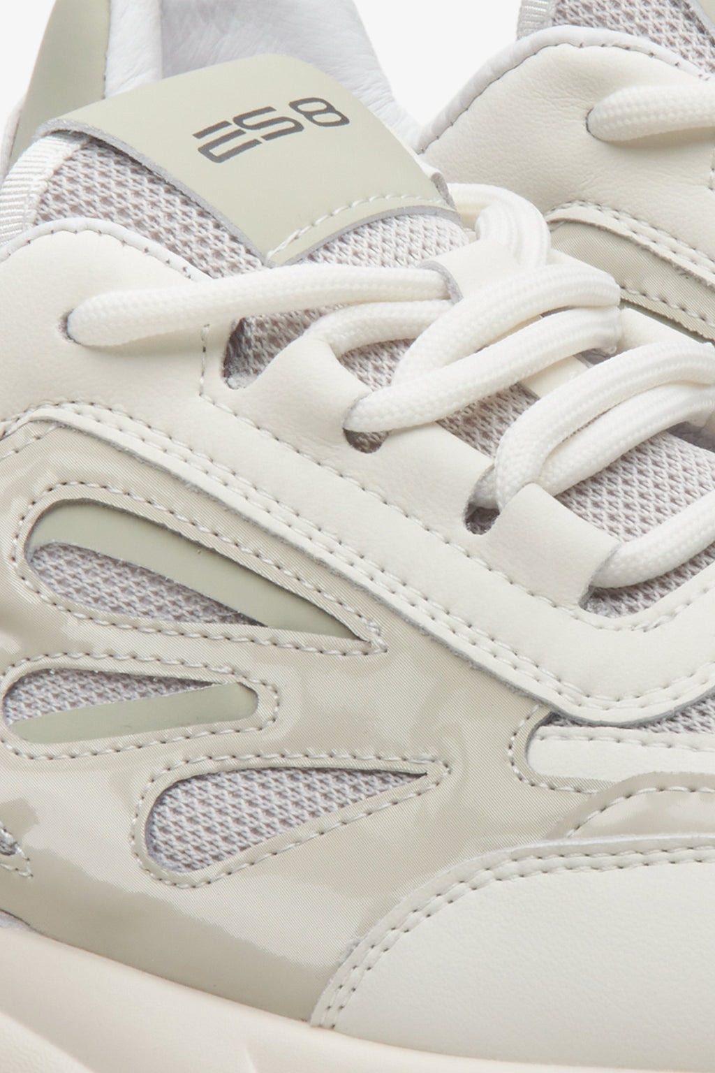 Jasnobeżowe sneakersy damskie ES8 z łączonych materiałów.