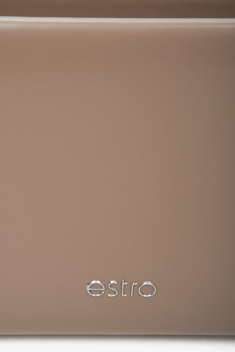 Skórzana torebka damska w kolorze beżowym Estro - zbliżenie na detale.