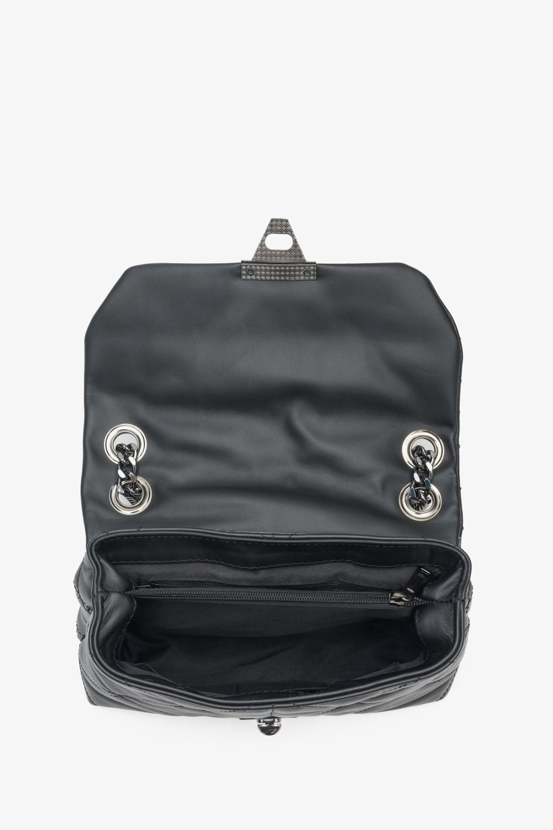 Torebka damska czarna z pikowaniem ze skóry naturalnej Estro z łańcuszkiem - prezentacja wnętrza modelu.