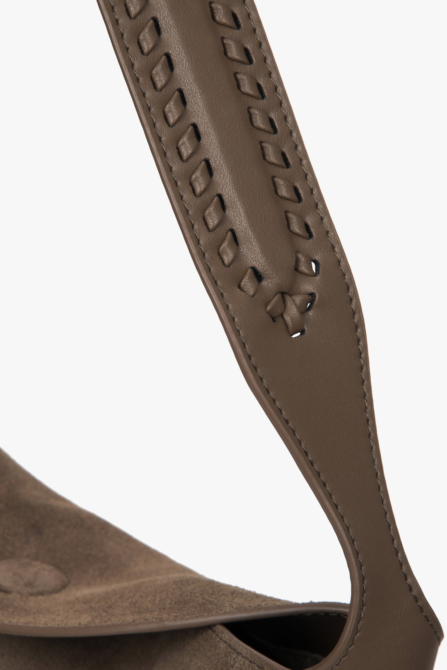 Damska ciemnobeżowa torebka na ramię z weluru naturalnego - zbliżenie na detale rączki.